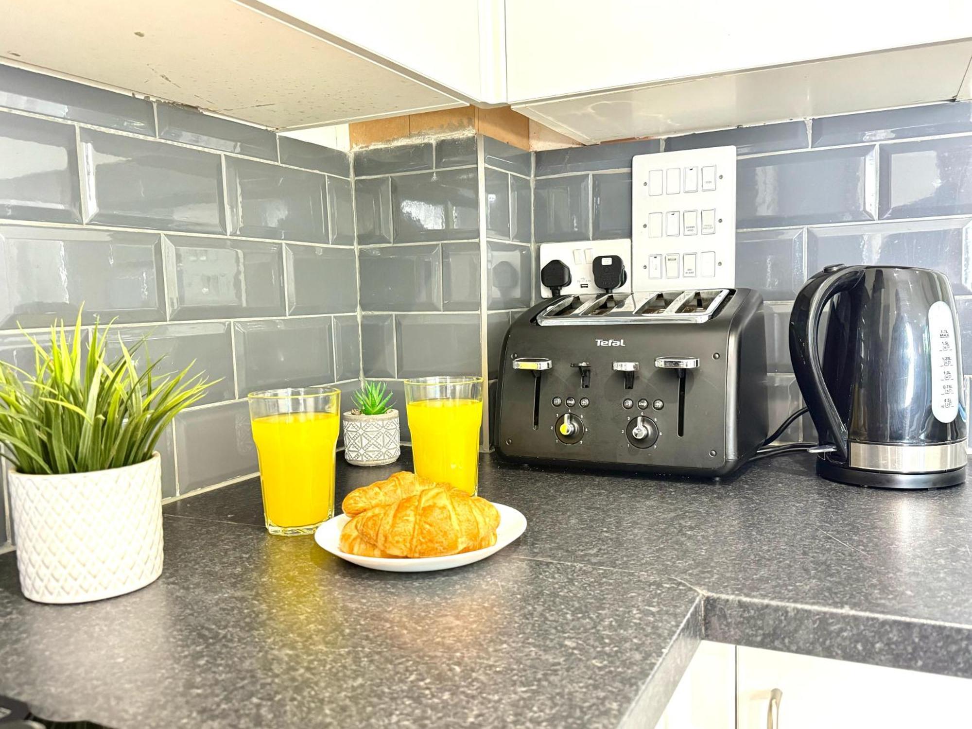 Evergreen Lodge - Two Bed Lux Flat - Parking, Garden, Patio, Wifi, Netflix - Close To Blenheim Palace & Oxford - F3 Kidlington Ngoại thất bức ảnh