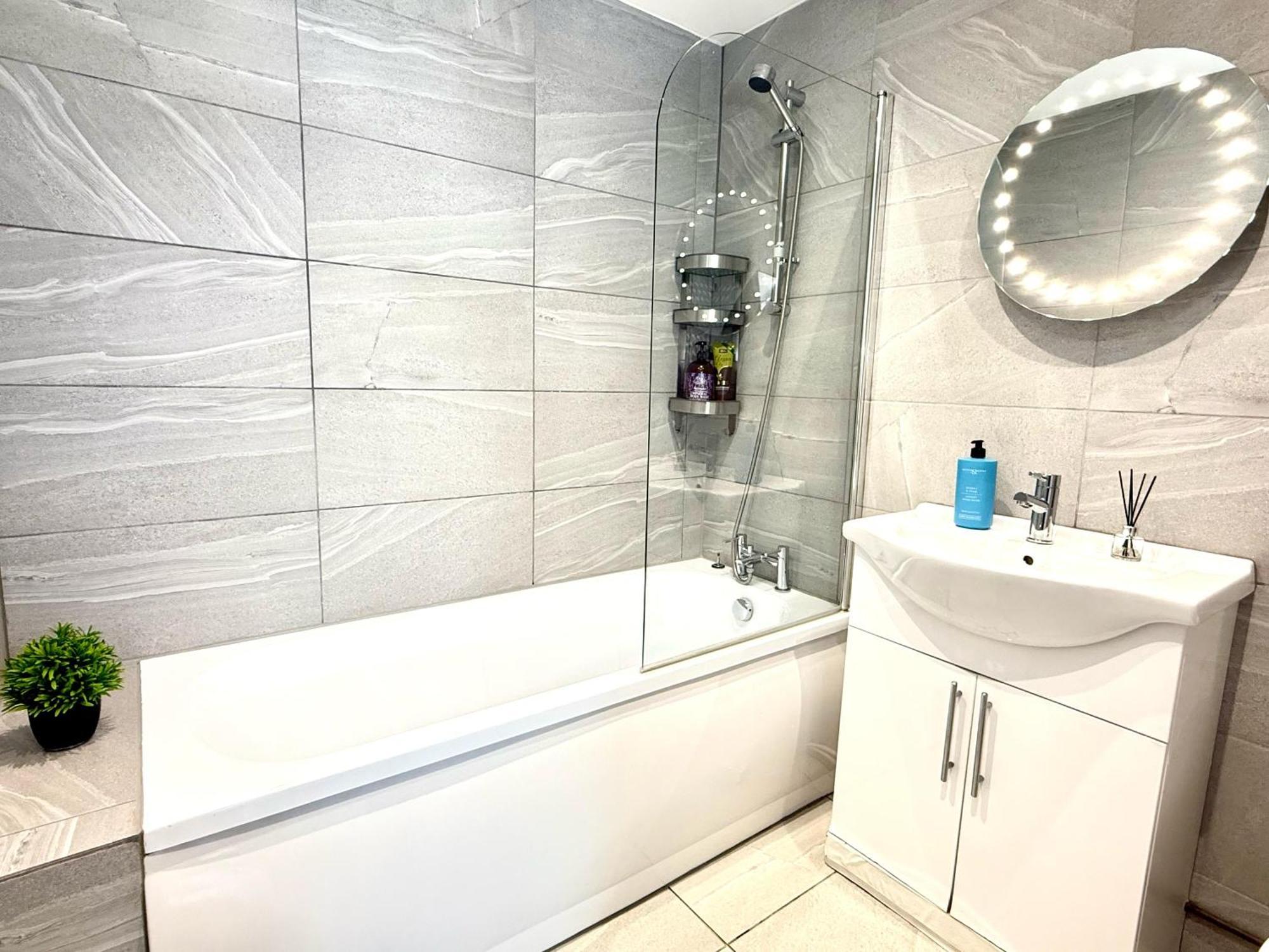 Evergreen Lodge - Two Bed Lux Flat - Parking, Garden, Patio, Wifi, Netflix - Close To Blenheim Palace & Oxford - F3 Kidlington Ngoại thất bức ảnh