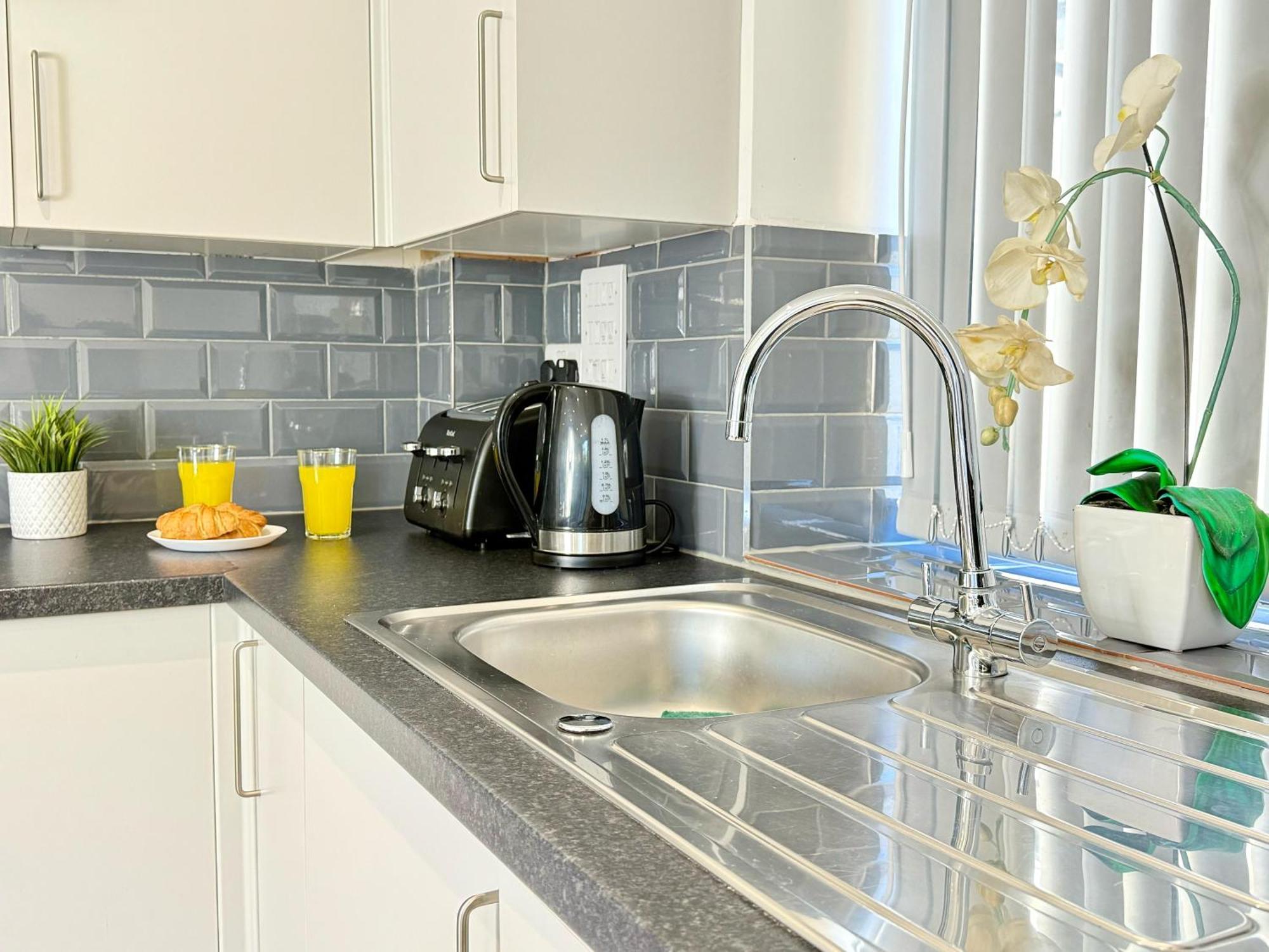 Evergreen Lodge - Two Bed Lux Flat - Parking, Garden, Patio, Wifi, Netflix - Close To Blenheim Palace & Oxford - F3 Kidlington Ngoại thất bức ảnh