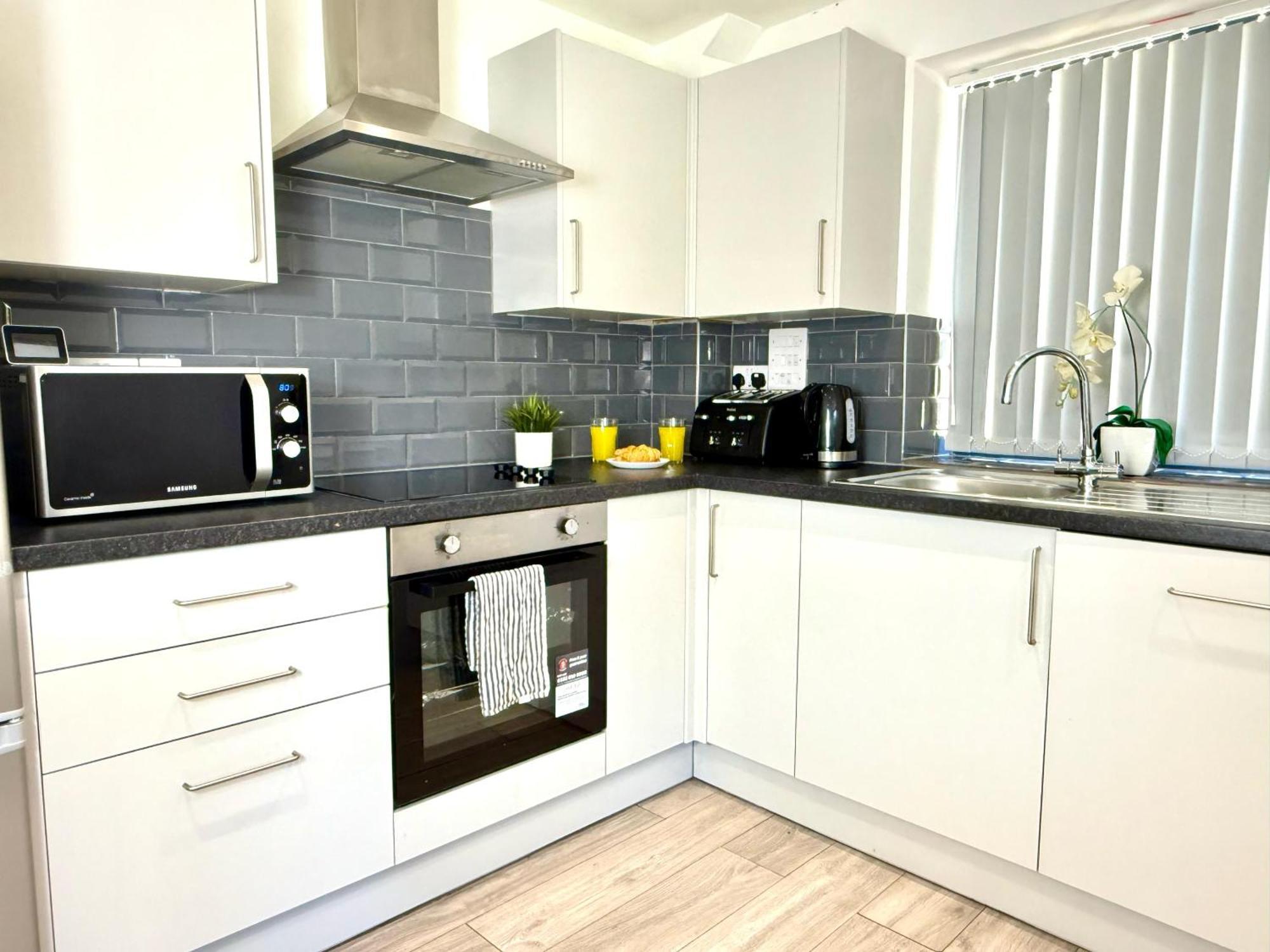 Evergreen Lodge - Two Bed Lux Flat - Parking, Garden, Patio, Wifi, Netflix - Close To Blenheim Palace & Oxford - F3 Kidlington Ngoại thất bức ảnh