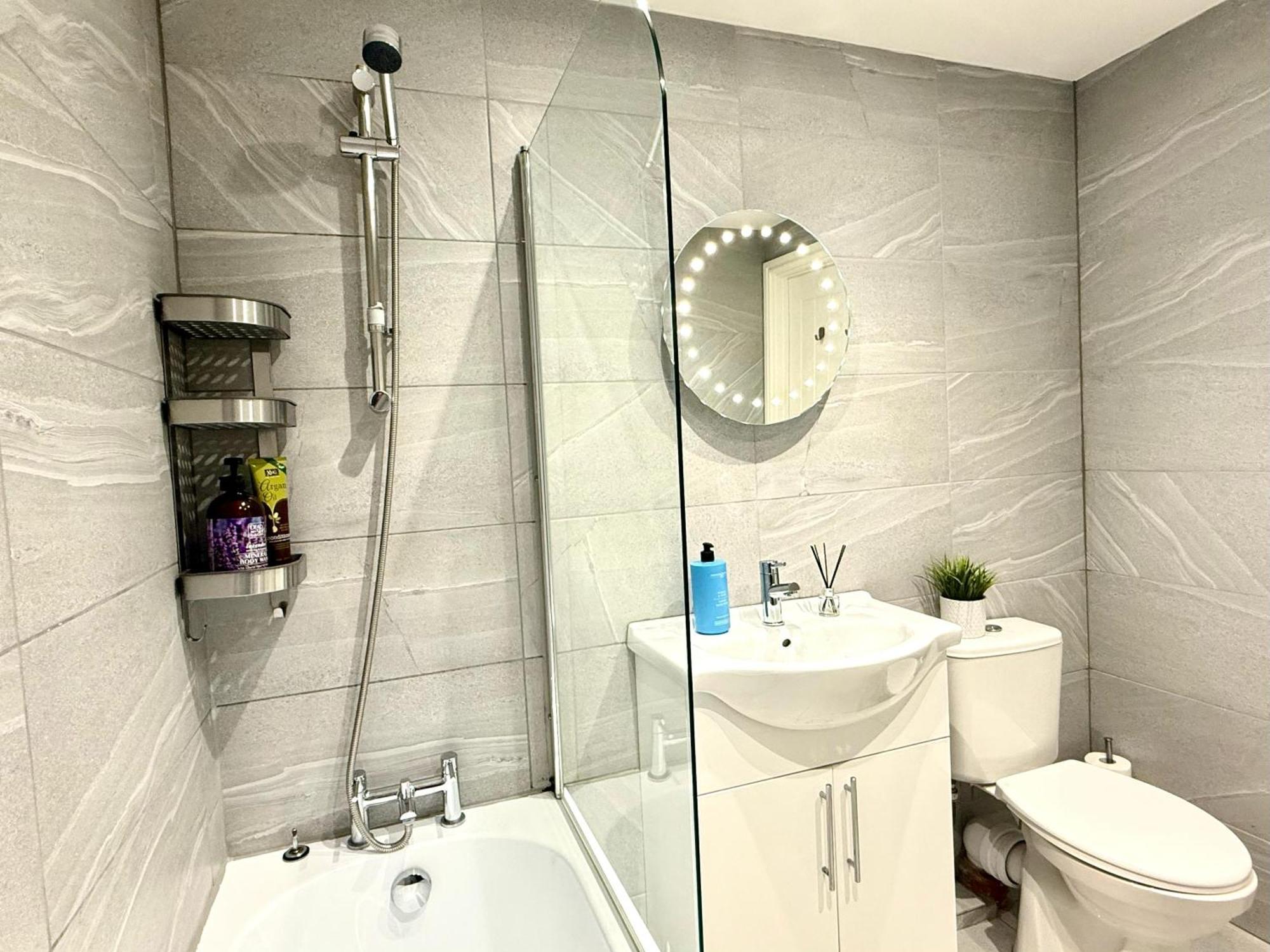 Evergreen Lodge - Two Bed Lux Flat - Parking, Garden, Patio, Wifi, Netflix - Close To Blenheim Palace & Oxford - F3 Kidlington Ngoại thất bức ảnh